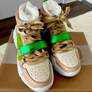 Almost brand new pair of leathers shoes. Super original and stylishly